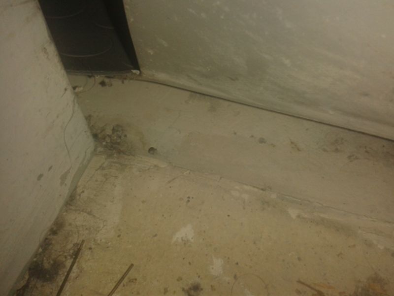 BAU.DE / BAU-Forum: 1. Bild zu Frage "Zwischen Dielenboden und PVC-Belag: Welches Material ist das?" im BAU-Forum "Estrich und Bodenbel&auml;ge"