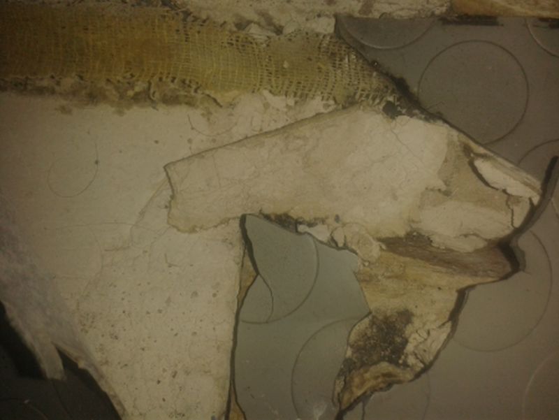 BAU.DE / BAU-Forum: 3. Bild zu Frage "Zwischen Dielenboden und PVC-Belag: Welches Material ist das?" im BAU-Forum "Estrich und Bodenbel&auml;ge"