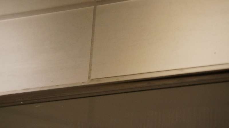 BAU.DE / BAU-Forum: 3. Bild zu Frage "M&auml;ngelr&uuml;ge an Fliesenleger Meister berechtigt?" im BAU-Forum "Estrich und Bodenbel&auml;ge"