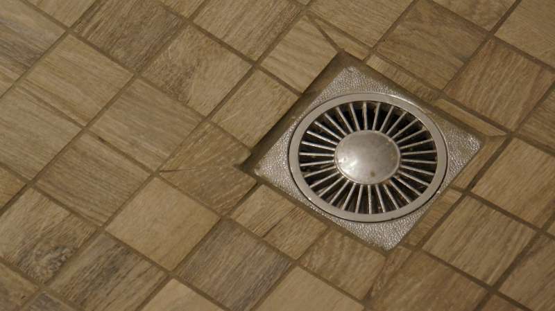 BAU.DE / BAU-Forum: 5. Bild zu Frage "M&auml;ngelr&uuml;ge an Fliesenleger Meister berechtigt?" im BAU-Forum "Estrich und Bodenbel&auml;ge"