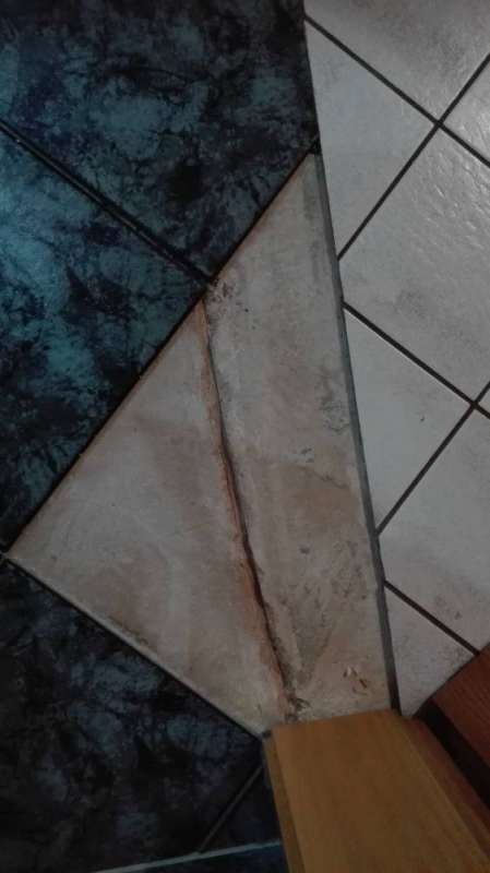 BAU.DE / BAU-Forum: 1. Bild zu Frage "lockere Fliesen wegen Holz im Estrich" im BAU-Forum "Estrich und Bodenbel&auml;ge"