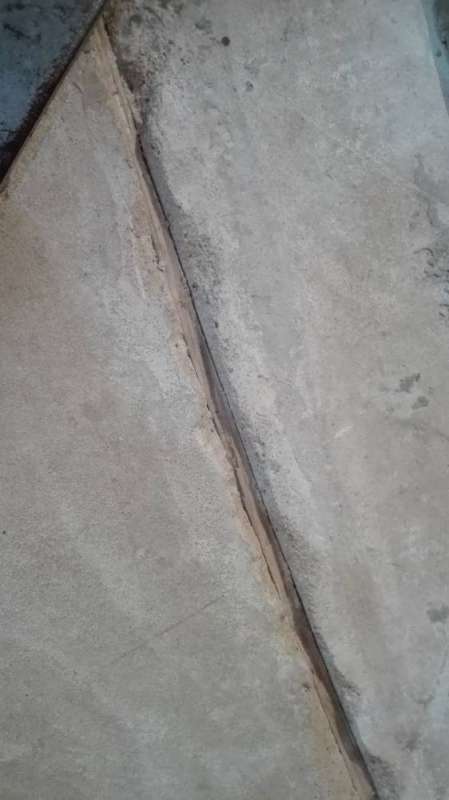 BAU.DE / BAU-Forum: 2. Bild zu Frage "lockere Fliesen wegen Holz im Estrich" im BAU-Forum "Estrich und Bodenbel&auml;ge"