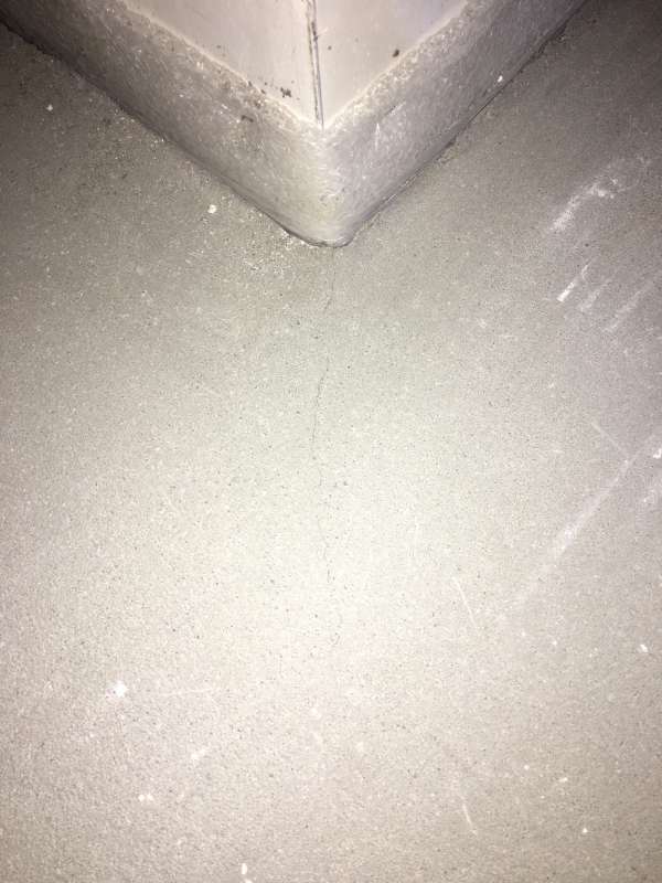 BAU.DE / BAU-Forum: 1. Bild zu Frage "Riss im Zementestrich in der Trocknungsphase" im BAU-Forum "Estrich und Bodenbel&auml;ge"