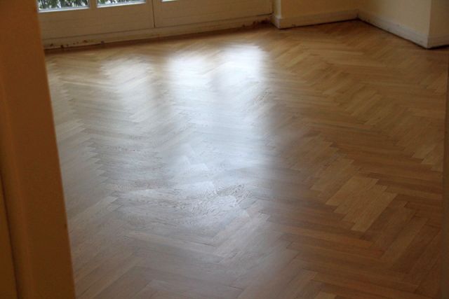 BAU.DE / BAU-Forum: 1. Bild zu Frage "Parkett zeigt nach Versiegelung Rollspuren vom Lackauftrag (Ans&auml;tze, Schatten)" im BAU-Forum "Estrich und Bodenbel&auml;ge"