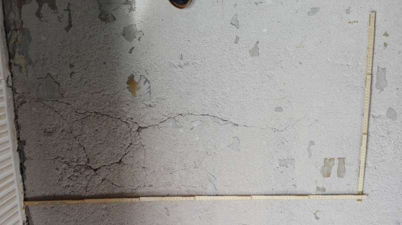 BAU.DE / BAU-Forum: 2. Bild zu Frage "Risse im Estrich, was tun?" im BAU-Forum "Estrich und Bodenbel&auml;ge"