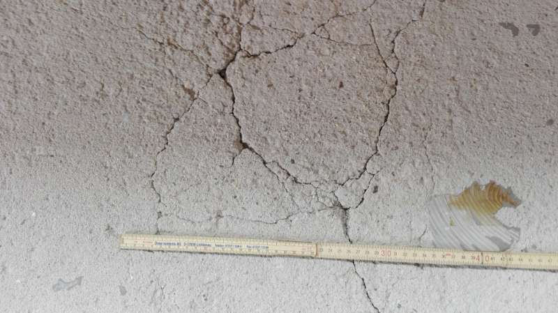 BAU.DE / BAU-Forum: 4. Bild zu Frage "Risse im Estrich, was tun?" im BAU-Forum "Estrich und Bodenbel&auml;ge"