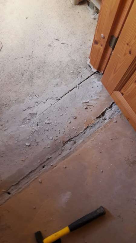 BAU.DE / BAU-Forum: 1. Bild zu Frage "Estrich ausbessern / T&uuml;rschwelle spachteln" im BAU-Forum "Estrich und Bodenbel&auml;ge"