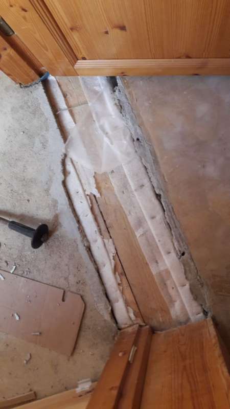 BAU.DE / BAU-Forum: 2. Bild zu Frage "Estrich ausbessern / T&uuml;rschwelle spachteln" im BAU-Forum "Estrich und Bodenbel&auml;ge"