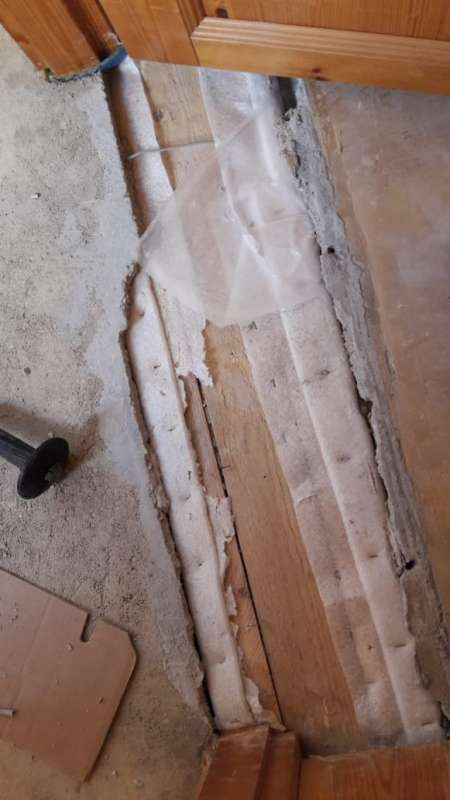 BAU.DE / BAU-Forum: 3. Bild zu Frage "Estrich ausbessern / T&uuml;rschwelle spachteln" im BAU-Forum "Estrich und Bodenbel&auml;ge"