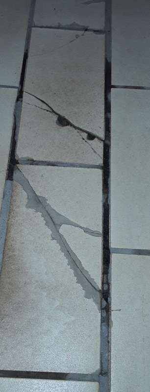 BAU.DE / BAU-Forum: 1. Bild zu Frage "Fliese kaputt in Garage, Wasser dringt ein" im BAU-Forum "Estrich und Bodenbel&auml;ge"