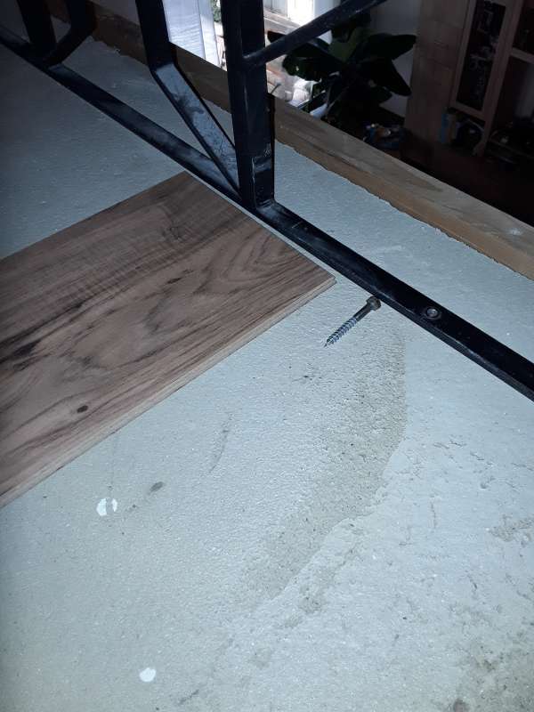 BAU.DE / BAU-Forum: 1. Bild zu Frage "wie Laminat am besten verlegen am Geländer" im BAU-Forum "Estrich und Bodenbeläge" BAU.DE / BAU-Forum: 1. Bild zu Frage "wie Laminat am besten verlegen am Geländer" im BAU-Forum "Estrich und Bodenbeläge"