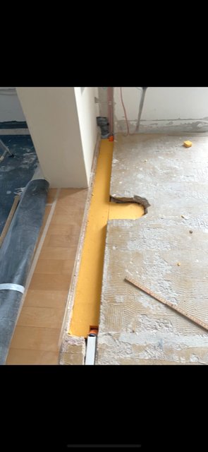 BAU.DE / BAU-Forum: 3. Bild zu Frage "10 cm breiter, ca. 1 m langer Schlitz im Estrich auffüllen" im BAU-Forum "Estrich und Bodenbeläge" BAU.DE / BAU-Forum: 3. Bild zu Frage "10 cm breiter, ca. 1 m langer Schlitz im Estrich auffüllen" im BAU-Forum "Estrich und Bodenbeläge"