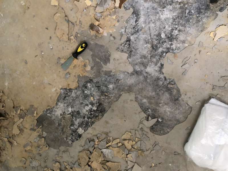 BAU.DE / BAU-Forum: 1. Bild zu Frage "Estrich (?) löst sich, fleckiger Boden darunter" im BAU-Forum "Estrich und Bodenbeläge" BAU.DE / BAU-Forum: 1. Bild zu Frage "Estrich (?) löst sich, fleckiger Boden darunter" im BAU-Forum "Estrich und Bodenbeläge"