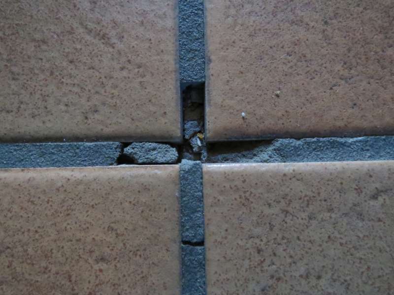 BAU.DE / BAU-Forum: 1. Bild zu Frage "Fuge im Fliesenkreuz löst sich auf - Wie kann ich dieses gut ausbessern?" im BAU-Forum "Estrich und Bodenbeläge" BAU.DE / BAU-Forum: 1. Bild zu Frage "Fuge im Fliesenkreuz löst sich auf - Wie kann ich dieses gut ausbessern?" im BAU-Forum "Estrich und Bodenbeläge"