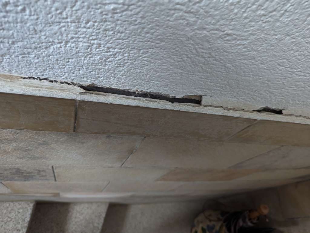 BAU.DE / BAU-Forum: 1. Bild zu Frage "Hohlraum hinter Natursteinfliesen: Ursachen, Gefahren & Sanierungsmöglichkeiten?" im BAU-Forum "Estrich und Bodenbeläge" BAU.DE / BAU-Forum: 1. Bild zu Frage "Hohlraum hinter Natursteinfliesen: Ursachen, Gefahren & Sanierungsmöglichkeiten?" im BAU-Forum "Estrich und Bodenbeläge"