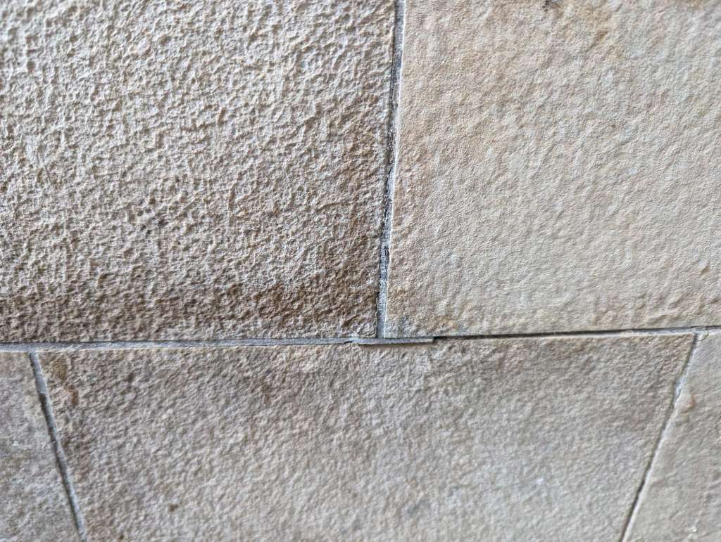 BAU.DE / BAU-Forum: 1. Bild zu Antwort "Natursteinfliesen: Zusätzliche Fotos – Wandstabilität prüfen" auf die Frage "Hohlraum hinter Natursteinfliesen: Ursachen, Gefahren & Sanierungsmöglichkeiten?" im BAU-Forum "Estrich und Bodenbeläge" BAU.DE / BAU-Forum: 1. Bild zu Antwort "Natursteinfliesen: Zusätzliche Fotos – Wandstabilität prüfen" auf die Frage "Hohlraum hinter Natursteinfliesen: Ursachen, Gefahren & Sanierungsmöglichkeiten?" im BAU-Forum "Estrich und Bodenbeläge"