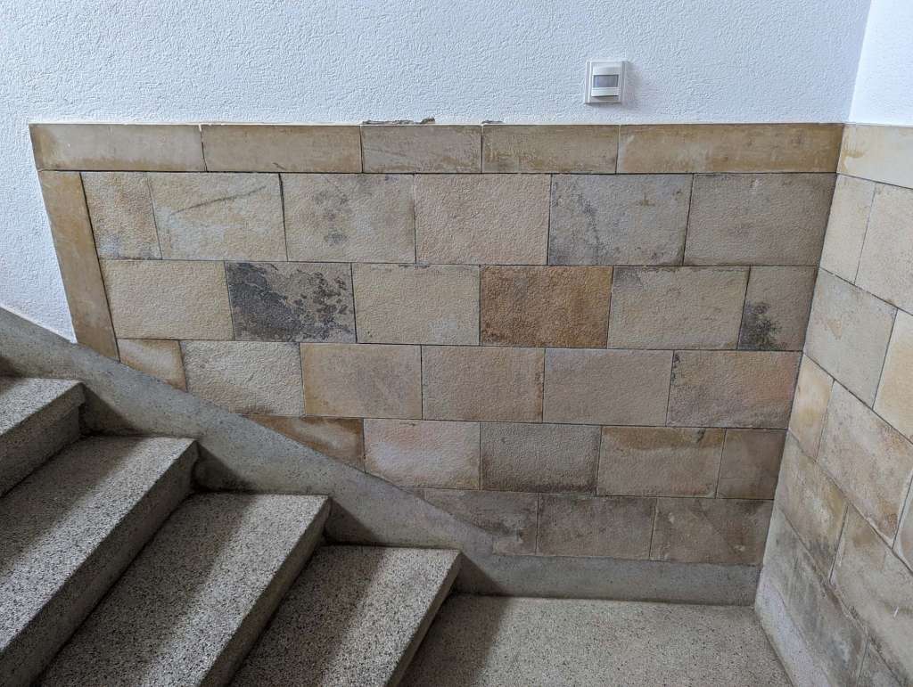 BAU.DE / BAU-Forum: 2. Bild zu Antwort "Natursteinfliesen: Zusätzliche Fotos – Wandstabilität prüfen" auf die Frage "Hohlraum hinter Natursteinfliesen: Ursachen, Gefahren & Sanierungsmöglichkeiten?" im BAU-Forum "Estrich und Bodenbeläge" BAU.DE / BAU-Forum: 2. Bild zu Antwort "Natursteinfliesen: Zusätzliche Fotos – Wandstabilität prüfen" auf die Frage "Hohlraum hinter Natursteinfliesen: Ursachen, Gefahren & Sanierungsmöglichkeiten?" im BAU-Forum "Estrich und Bodenbeläge"