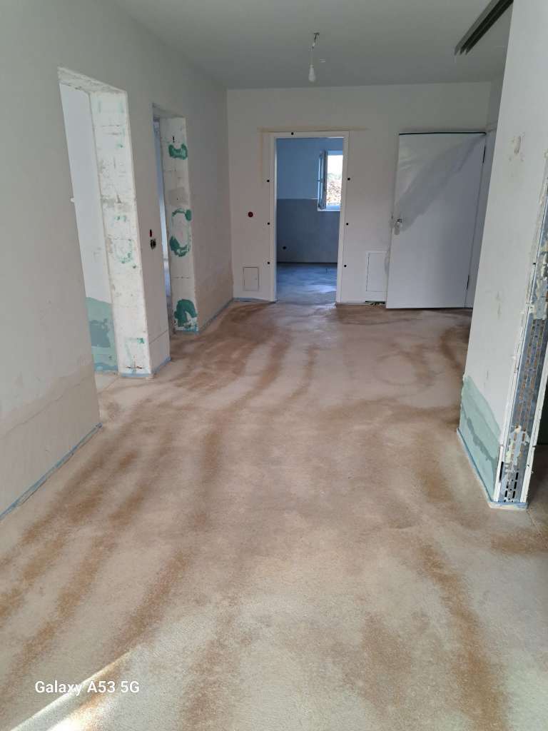 BAU.DE / BAU-Forum: 1. Bild zu Frage "Anhydritestrich nach Wasserschaden: Braune Flecken normal? Ursachen & Sanierung" im BAU-Forum "Estrich und Bodenbeläge" BAU.DE / BAU-Forum: 1. Bild zu Frage "Anhydritestrich nach Wasserschaden: Braune Flecken normal? Ursachen & Sanierung" im BAU-Forum "Estrich und Bodenbeläge"