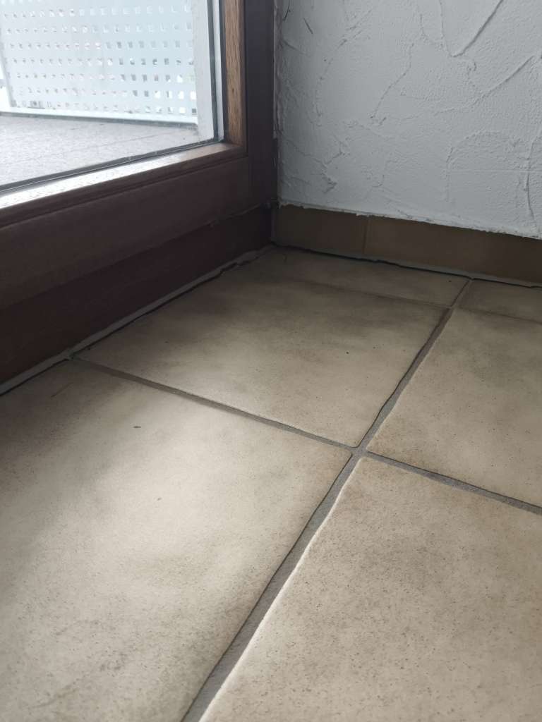 BAU.DE / BAU-Forum: 1. Bild zu Frage "Estrich senkt sich unter Fliesen: Ursachen, Risiken & Lösungen für Fußbodenheizung?" im BAU-Forum "Estrich und Bodenbeläge" BAU.DE / BAU-Forum: 1. Bild zu Frage "Estrich senkt sich unter Fliesen: Ursachen, Risiken & Lösungen für Fußbodenheizung?" im BAU-Forum "Estrich und Bodenbeläge"