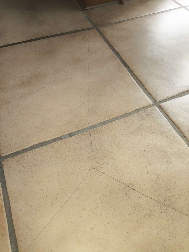 BAU.DE / BAU-Forum: 2. Bild zu Frage "Estrich senkt sich unter Fliesen: Ursachen, Risiken & Lösungen für Fußbodenheizung?" im BAU-Forum "Estrich und Bodenbeläge" BAU.DE / BAU-Forum: 2. Bild zu Frage "Estrich senkt sich unter Fliesen: Ursachen, Risiken & Lösungen für Fußbodenheizung?" im BAU-Forum "Estrich und Bodenbeläge"