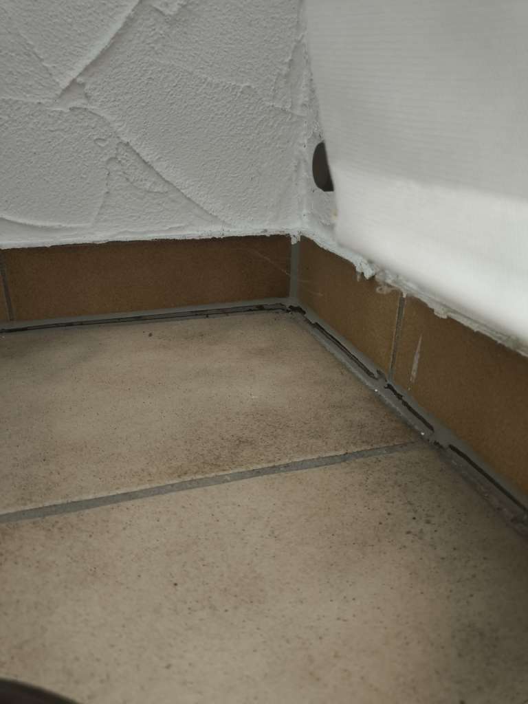 BAU.DE / BAU-Forum: 3. Bild zu Frage "Estrich senkt sich unter Fliesen: Ursachen, Risiken & Lösungen für Fußbodenheizung?" im BAU-Forum "Estrich und Bodenbeläge" BAU.DE / BAU-Forum: 3. Bild zu Frage "Estrich senkt sich unter Fliesen: Ursachen, Risiken & Lösungen für Fußbodenheizung?" im BAU-Forum "Estrich und Bodenbeläge"