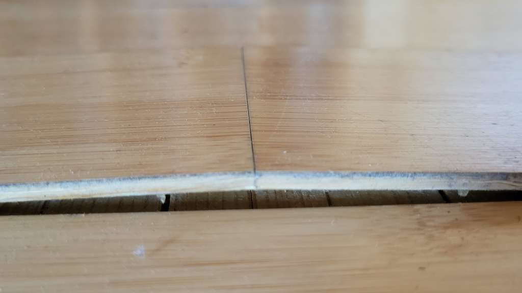 BAU.DE / BAU-Forum: 1. Bild zu Frage "Bambusparkett l&ouml;st sich ab: Deckschicht von Tr&auml;gerplatte - Reparatur?" im BAU-Forum "Estrich und Bodenbel&auml;ge"