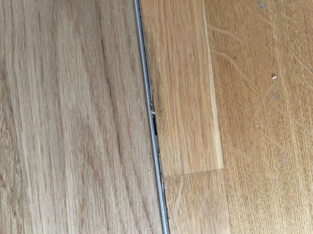 BAU.DE / BAU-Forum: 4. Bild zu Frage "Mängel am Parkett nach Teilerneuerung: Firma verweigert Nachbesserung – was tun?" im BAU-Forum "Estrich und Bodenbel&auml;ge"