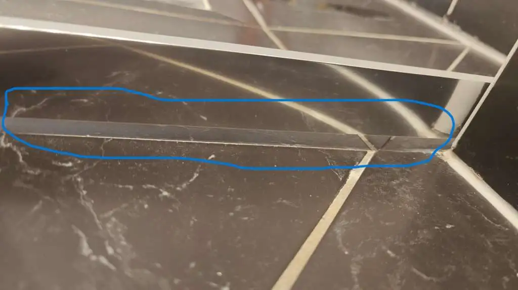 BAU.DE / BAU-Forum: 2. Bild zu Antwort "Fotos zu: Duschrahmen auf Fliesen montieren: Wie Unterf&uuml;tterung bei Hohlr&auml;umen korrekt ausf&uuml;hren?" auf die Frage "Wie unterf&uuml;ttere ich einen neuen Duschrahmen auf Fliesen?" im BAU-Forum "Estrich und Bodenbel&auml;ge"