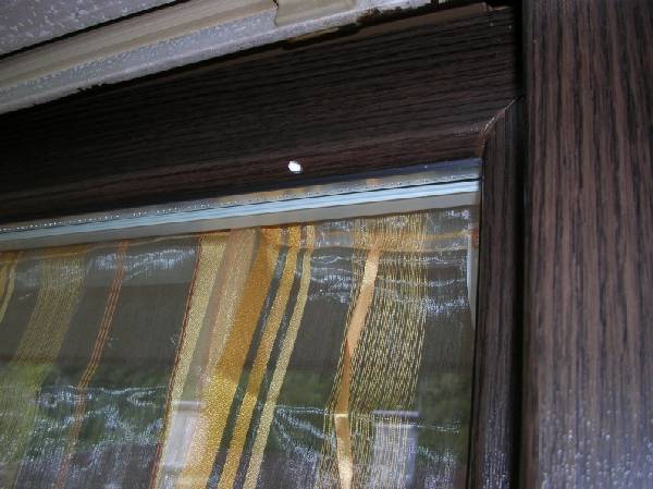 BAU.DE / BAU-Forum: 2. Bild zu Frage "Kunststofffenster mit Festverglasung: Rahmenbel&uuml;ftung durch Bohrl&ouml;cher &ndash; Notwendig?" im BAU-Forum "Fenster und Au&szlig;ent&uuml;ren"