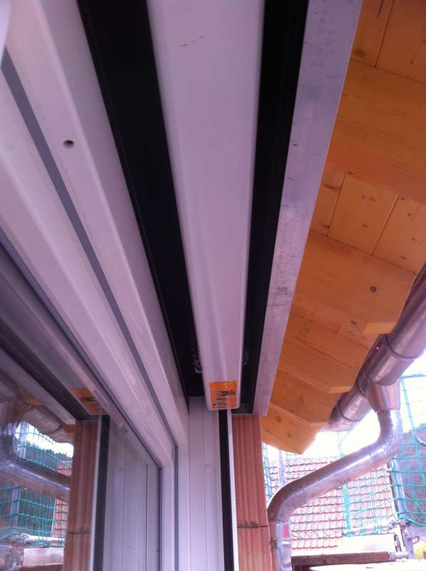 BAU.DE / BAU-Forum: 1. Bild zu Antwort "Roma Jalousien: Bild-Erg&auml;nzung zum Spalt im Rollladenkasten" auf die Frage "Roma Jalousien: Gro&szlig;er Spalt im Rollladenkasten &ndash; Ursachen, L&ouml;sungen & Reklamation?" im BAU-Forum "Fenster und Au&szlig;ent&uuml;ren"