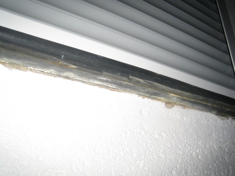 BAU.DE / BAU-Forum: 3. Bild zu Antwort "Schiefer Fensterbank: Fotos zeigen Ausma&szlig; der Besch&auml;digung" auf die Frage "Schiefer Fensterbank au&szlig;en austauschen: Nur Silikon-Wartungsfuge normal?" im BAU-Forum "Fenster und Au&szlig;ent&uuml;ren"