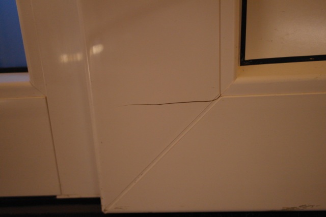 BAU.DE / BAU-Forum: 3. Bild zu Frage "Kömmerling Kunststofftür: Riss im Türflügel – Optischer oder technischer Mangel? Ursachen & Lösungen" im BAU-Forum "Fenster und Außentüren" BAU.DE / BAU-Forum: 3. Bild zu Frage "Kömmerling Kunststofftür: Riss im Türflügel – Optischer oder technischer Mangel? Ursachen & Lösungen" im BAU-Forum "Fenster und Außentüren"