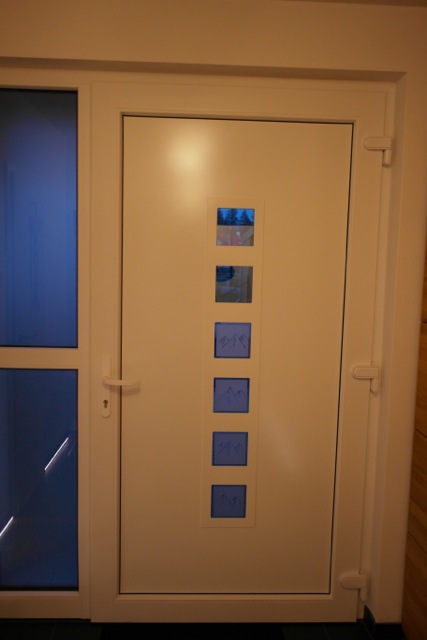 BAU.DE / BAU-Forum: 4. Bild zu Frage "Kömmerling Kunststofftür: Riss im Türflügel – Optischer oder technischer Mangel? Ursachen & Lösungen" im BAU-Forum "Fenster und Außentüren" BAU.DE / BAU-Forum: 4. Bild zu Frage "Kömmerling Kunststofftür: Riss im Türflügel – Optischer oder technischer Mangel? Ursachen & Lösungen" im BAU-Forum "Fenster und Außentüren"