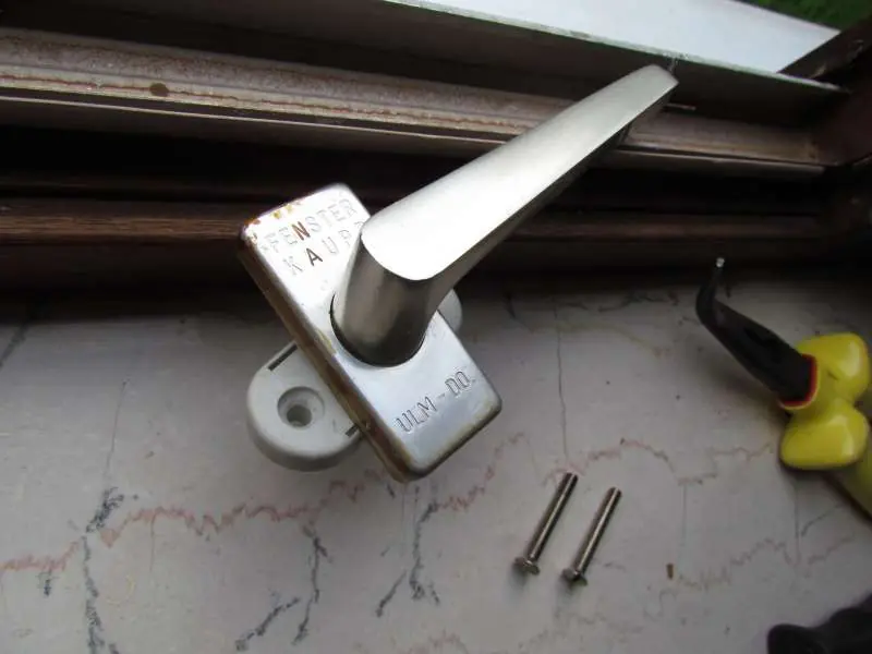 BAU.DE / BAU-Forum: 1. Bild zu Frage "Holzfenster defekt: Dreh-Kipp-Fenster &ouml;ffnen & Schubstange tauschen &ndash; Kaupp Fenster Ulm Adresse?" im BAU-Forum "Fenster und Au&szlig;ent&uuml;ren"