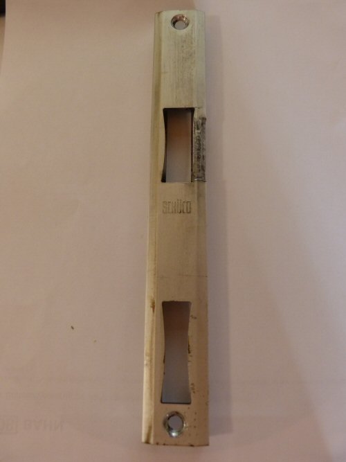 BAU.DE / BAU-Forum: 1. Bild zu Frage "Sch&uuml;co Schlie&szlig;blech f&uuml;r Aluminium Haust&uuml;r 80er: Finden, wechseln, Kosten?" im BAU-Forum "Fenster und Au&szlig;ent&uuml;ren"