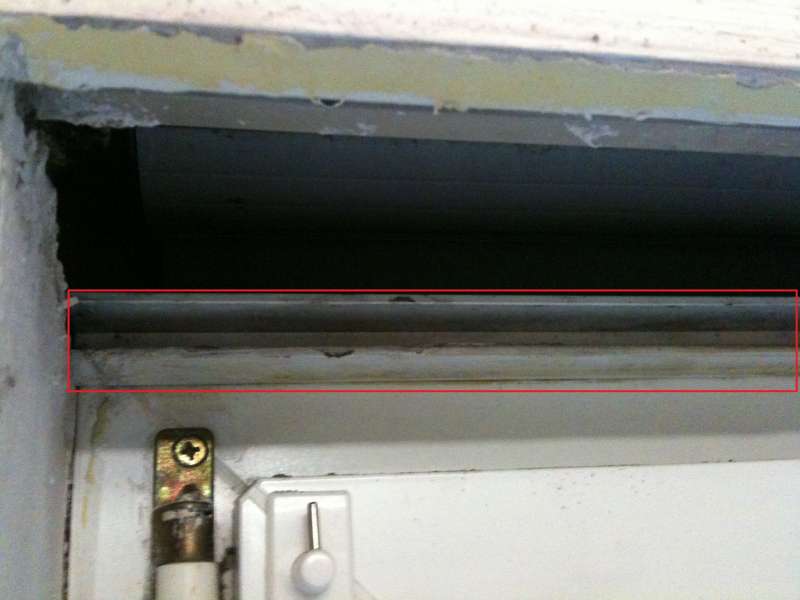 BAU.DE / BAU-Forum: 1. Bild zu Frage "Rollokasten-Deckelhalterung demontieren: Anleitung zur Reinigung ohne sichtbare Schrauben?" im BAU-Forum "Fenster und Außentüren" BAU.DE / BAU-Forum: 1. Bild zu Frage "Rollokasten-Deckelhalterung demontieren: Anleitung zur Reinigung ohne sichtbare Schrauben?" im BAU-Forum "Fenster und Außentüren"