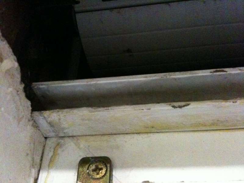 BAU.DE / BAU-Forum: 2. Bild zu Frage "Rollokasten-Deckelhalterung demontieren: Anleitung zur Reinigung ohne sichtbare Schrauben?" im BAU-Forum "Fenster und Außentüren" BAU.DE / BAU-Forum: 2. Bild zu Frage "Rollokasten-Deckelhalterung demontieren: Anleitung zur Reinigung ohne sichtbare Schrauben?" im BAU-Forum "Fenster und Außentüren"