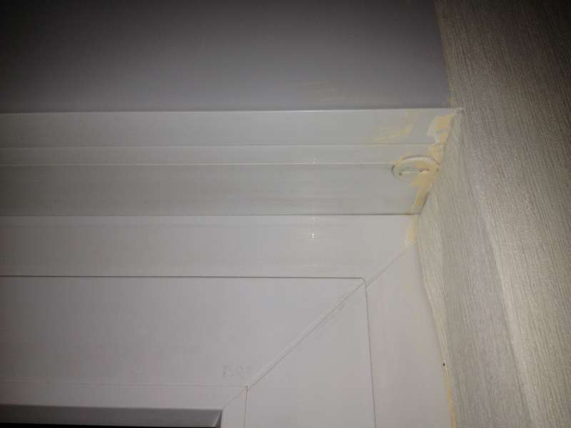 BAU.DE / BAU-Forum: 1. Bild zu Frage "Rollladenkasten &ouml;ffnen ohne Schrauben: Trick, Spachtel oder Schl&uuml;ssel zum Erfolg?" im BAU-Forum "Fenster und Au&szlig;ent&uuml;ren"