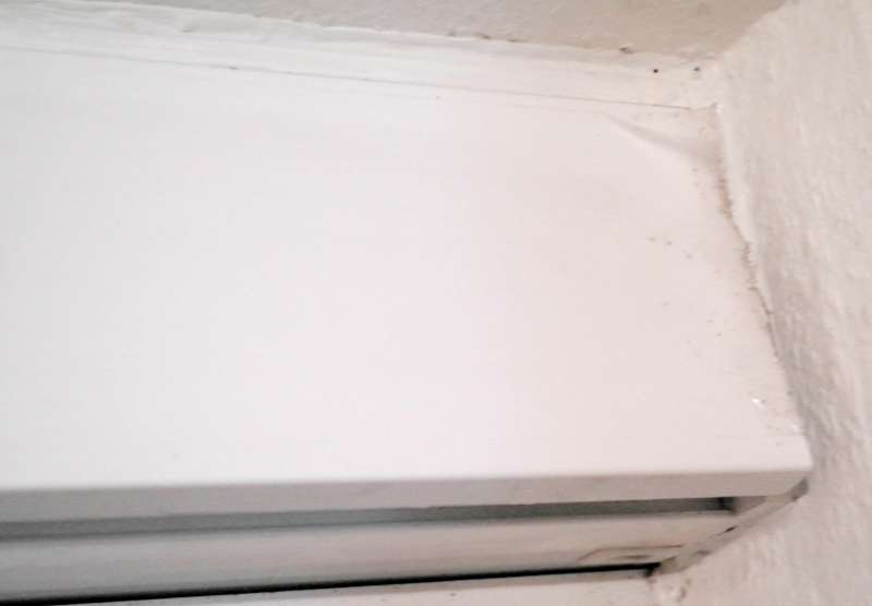 BAU.DE / BAU-Forum: 1. Bild zu Antwort "Kunststoff Rollladenkasten: &Ouml;ffnen &ndash; Vorgehen bei sichtbaren Fugen" auf die Frage "Rollladenkasten &ouml;ffnen ohne Schrauben: Anleitung, Risiken & Tipps f&uuml;r Kunststoffk&auml;sten" im BAU-Forum "Fenster und Au&szlig;ent&uuml;ren"