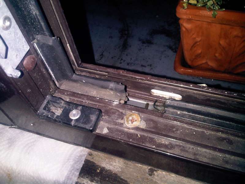 BAU.DE / BAU-Forum: 2. Bild zu Antwort "jetzt nochmal mit Bildern : o)" auf die Frage "Undichte Fenster im Altbau: Ursachen, Reparatur & Kosten f&uuml;r Wasserablaufschlitze?" im BAU-Forum "Fenster und Au&szlig;ent&uuml;ren"