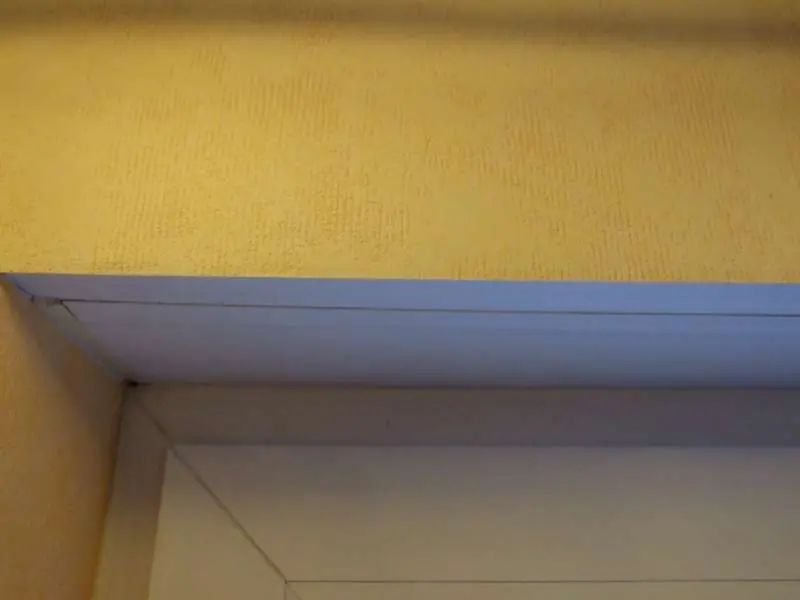 BAU.DE / BAU-Forum: 1. Bild zu Frage "Rollladenkasten &ouml;ffnen: Anleitung, Risiken & Unterschiede Gurtantrieb vs. Rohrmotor?" im BAU-Forum "Fenster und Au&szlig;ent&uuml;ren"