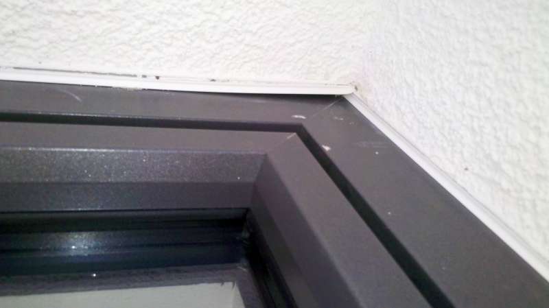 BAU.DE / BAU-Forum: 1. Bild zu Antwort "Anschlussdichtung Fassade: Kleine L&uuml;cken &ndash; Problem oder Lappalie?" auf die Frage "Fenster ohne &auml;u&szlig;ere Dichtung: Normal oder Problem? Ursachen, Folgen & L&ouml;sungen" im BAU-Forum "Fenster und Au&szlig;ent&uuml;ren"