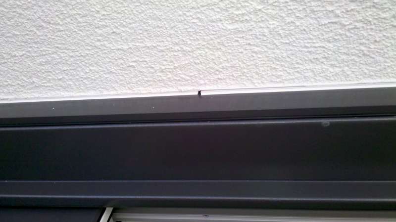 BAU.DE / BAU-Forum: 2. Bild zu Antwort "Anschlussdichtung Fassade: Kleine L&uuml;cken &ndash; Problem oder Lappalie?" auf die Frage "Fenster ohne &auml;u&szlig;ere Dichtung: Normal oder Problem? Ursachen, Folgen & L&ouml;sungen" im BAU-Forum "Fenster und Au&szlig;ent&uuml;ren"