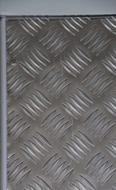 BAU.DE / BAU-Forum: 1. Bild zu Frage "Au&szlig;enfensterb&auml;nke an Terrassent&uuml;ren: Ungew&ouml;hnliche Ausf&uuml;hrung mit Riffelblech &ndash; Verletzungsgefahr?" im BAU-Forum "Fenster und Au&szlig;ent&uuml;ren"