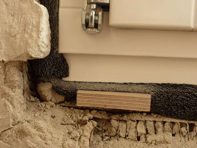 BAU.DE / BAU-Forum: 1. Bild zu Frage "Kompriband am Fenster nicht dicht: Ursachen, Folgen & korrekte Abdichtung?" im BAU-Forum "Fenster und Au&szlig;ent&uuml;ren"