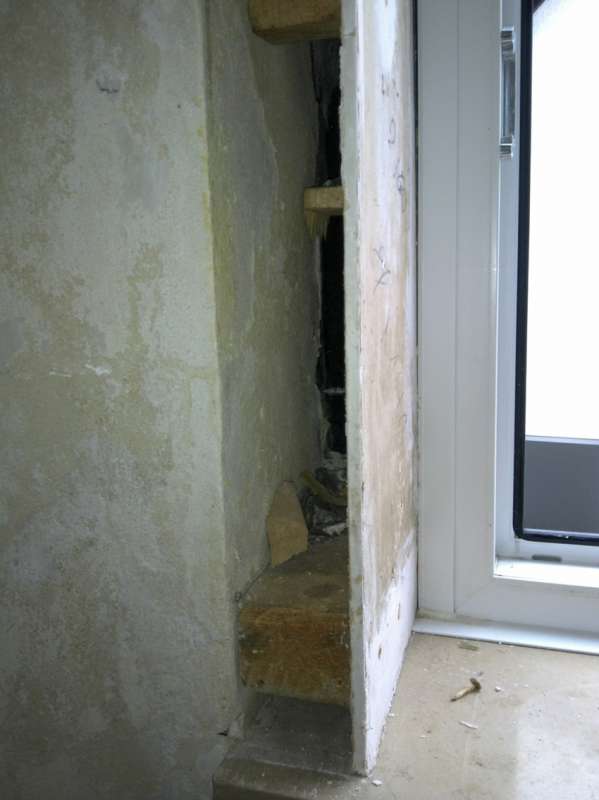 BAU.DE / BAU-Forum: 1. Bild zu Frage "Fensterspalt zum Mauerwerk: Ursachen, Abdichtung & Risiken durch vorstehenden Putz?" im BAU-Forum "Fenster und Au&szlig;ent&uuml;ren"