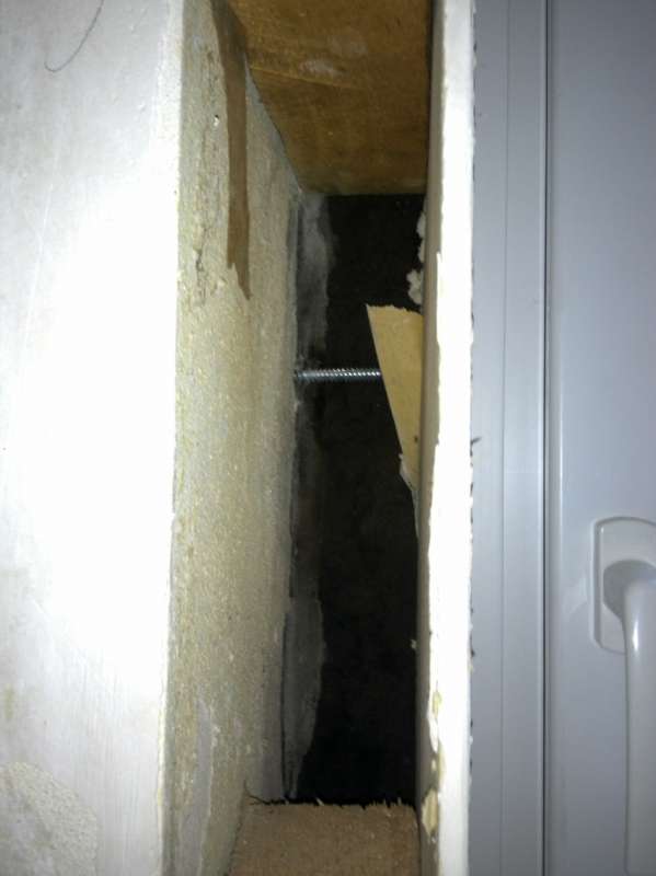 BAU.DE / BAU-Forum: 4. Bild zu Frage "Fensterspalt zum Mauerwerk: Ursachen, Abdichtung & Risiken durch vorstehenden Putz?" im BAU-Forum "Fenster und Au&szlig;ent&uuml;ren"