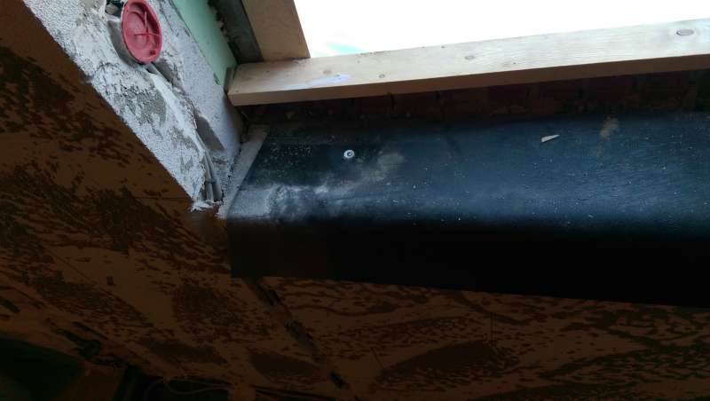 BAU.DE / BAU-Forum: 1. Bild zu Frage "Fenster Dichtband an Rollschicht mit Gummimatte: Korrekte Abdichtung & Vorgehensweise?" im BAU-Forum "Fenster und Au&szlig;ent&uuml;ren"