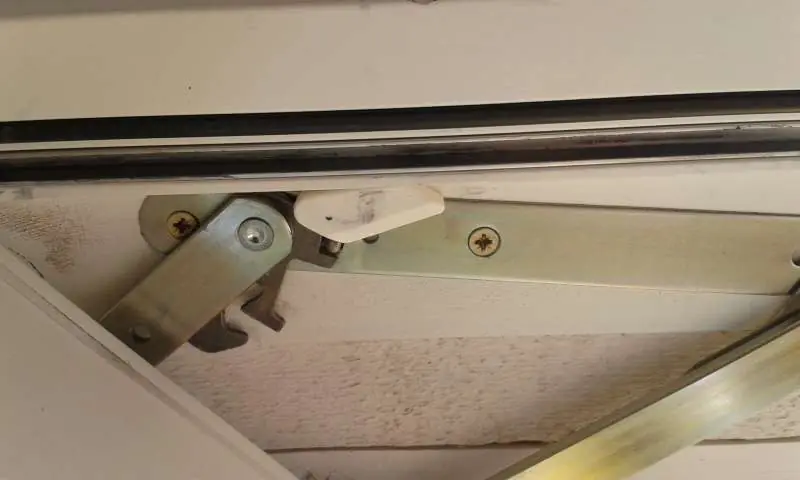 BAU.DE / BAU-Forum: 1. Bild zu Antwort "Traryd Fenster klemmt seitlich: L&ouml;sung durch Unterlagen von 2005?" auf die Frage "Schwingfenster Einstellung im Ortenaukreis: Fachmann f&uuml;r Traryd Fenster gesucht?" im BAU-Forum "Fenster und Au&szlig;ent&uuml;ren"