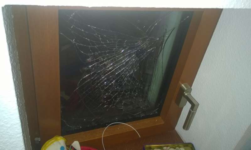 BAU.DE / BAU-Forum: 1. Bild zu Frage "Fensterscheibe gesprungen: Ursachenforschung, Kosten & Reparatur bei Isolierglas?" im BAU-Forum "Fenster und Au&szlig;ent&uuml;ren"